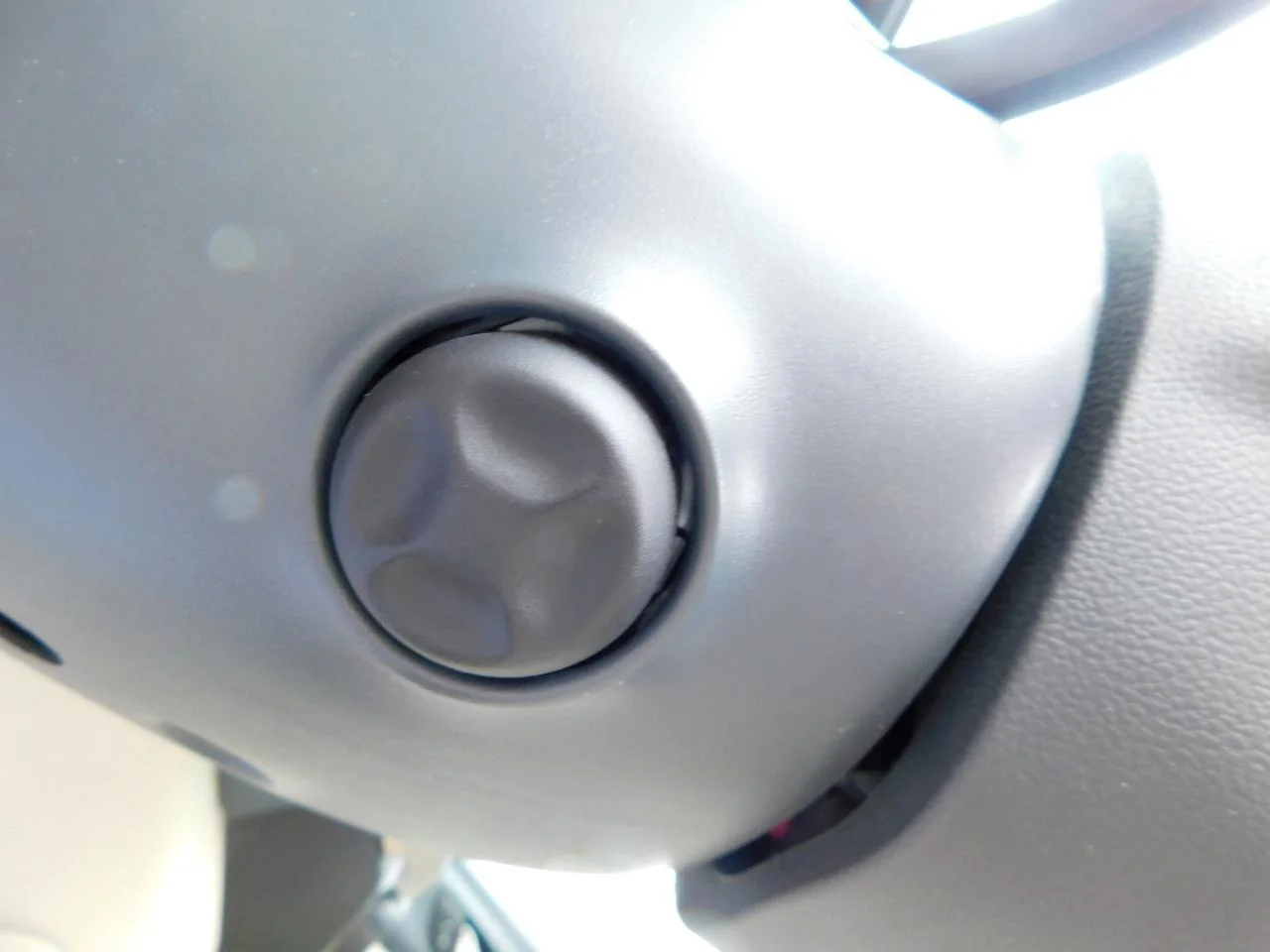 Used 2022 White GMC FWD 4DR DENALI image 38