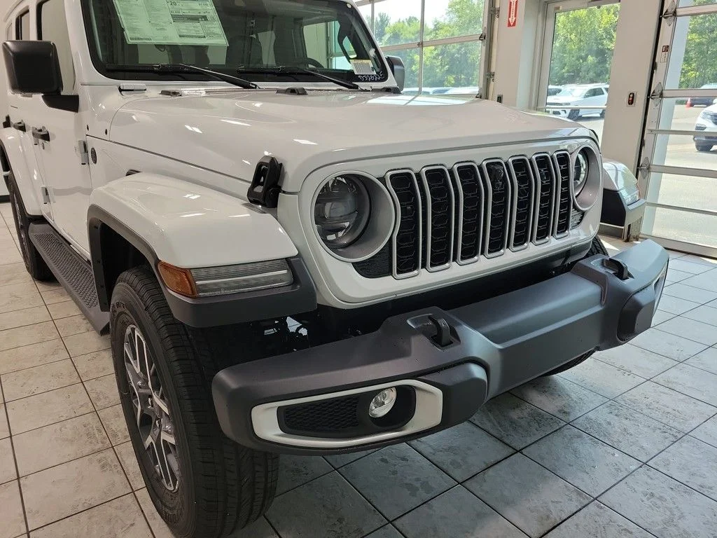 New 2025 Bright White Clear-Coat Exterior Paint Jeep Sahara image 26