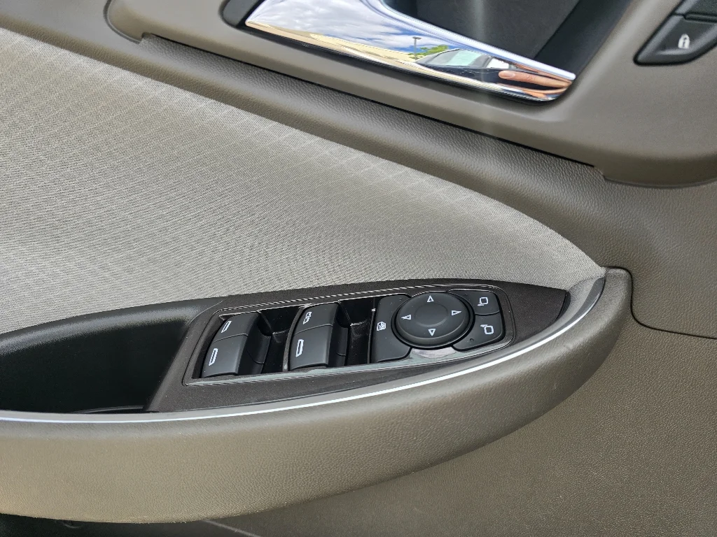 Used 2022 Summit White Chevrolet LT image 16