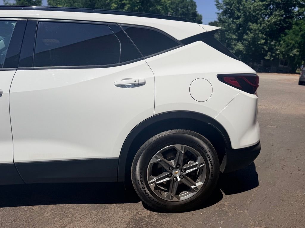 Used 2024 Summit White Chevrolet LT image 7
