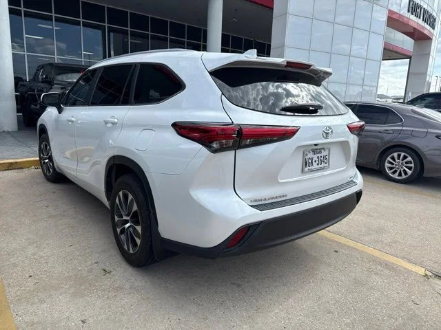 Used 2023 Beige Toyota XLE image 3