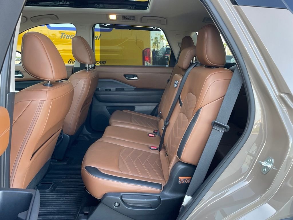 Used 2024  Nissan Platinum image 17