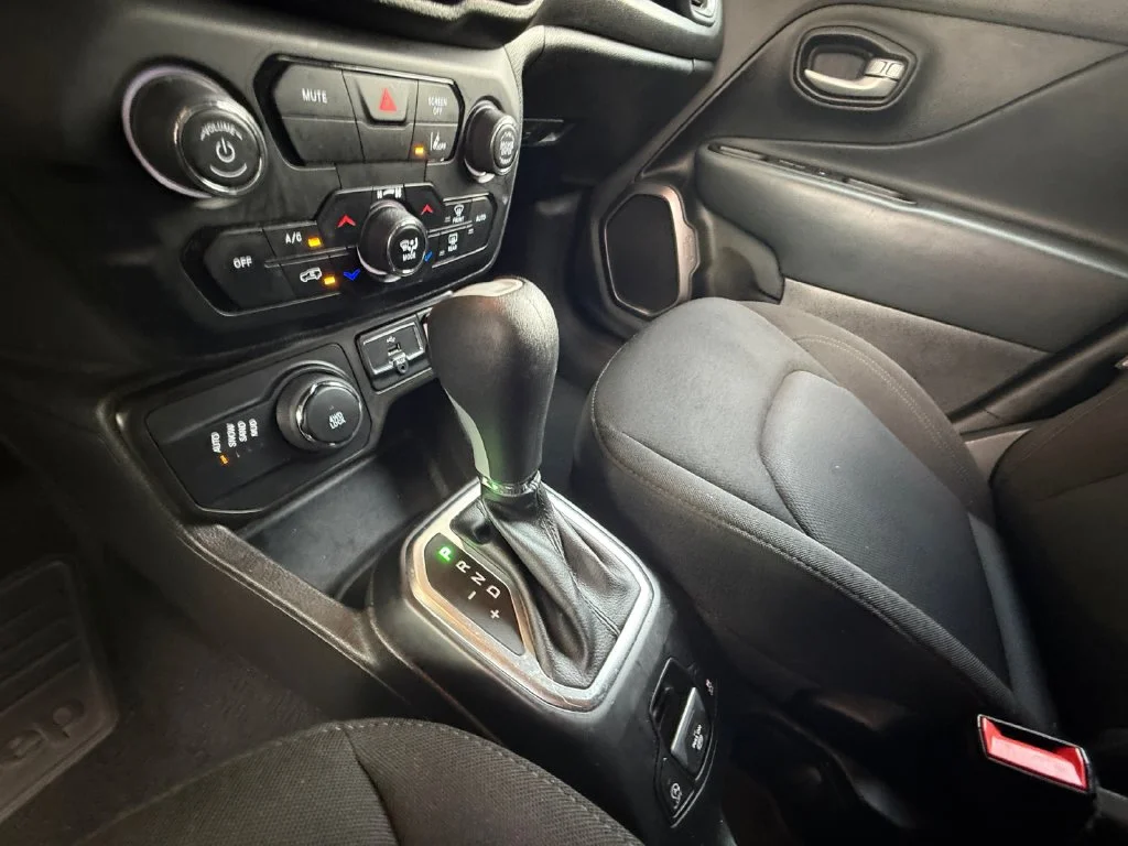 Used 2023 White Jeep Latitude image 22