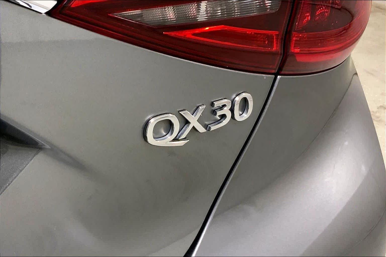 Used 2017 Graphite Shadow INFINITI Luxury image 29