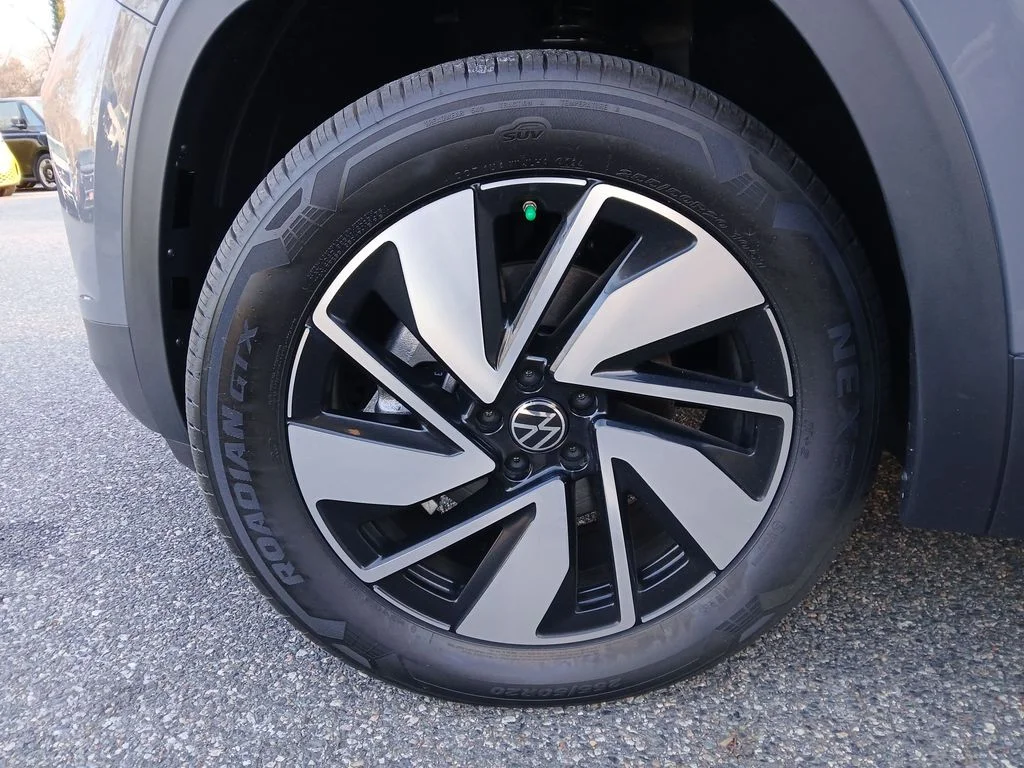 New 2025 Gray Volkswagen 2.0T SE w/Technology image 25