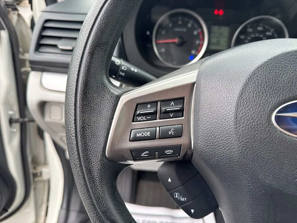 Used 2015 White Subaru 2.5i image 27