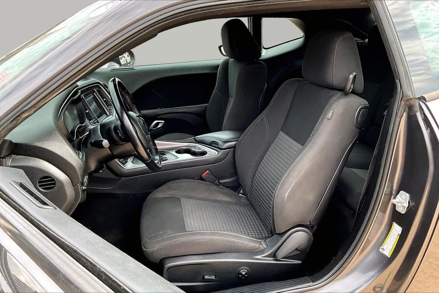 Used 2019 Granite Pearlcoat Dodge SXT image 4