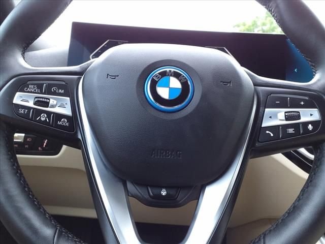 Used 2024 Mineral White Metallic BMW xDrive40 image 19