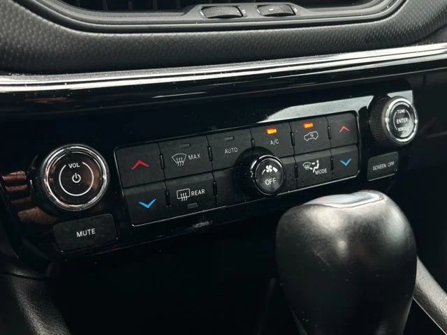 Used 2025 Silver Jeep Latitude image 43