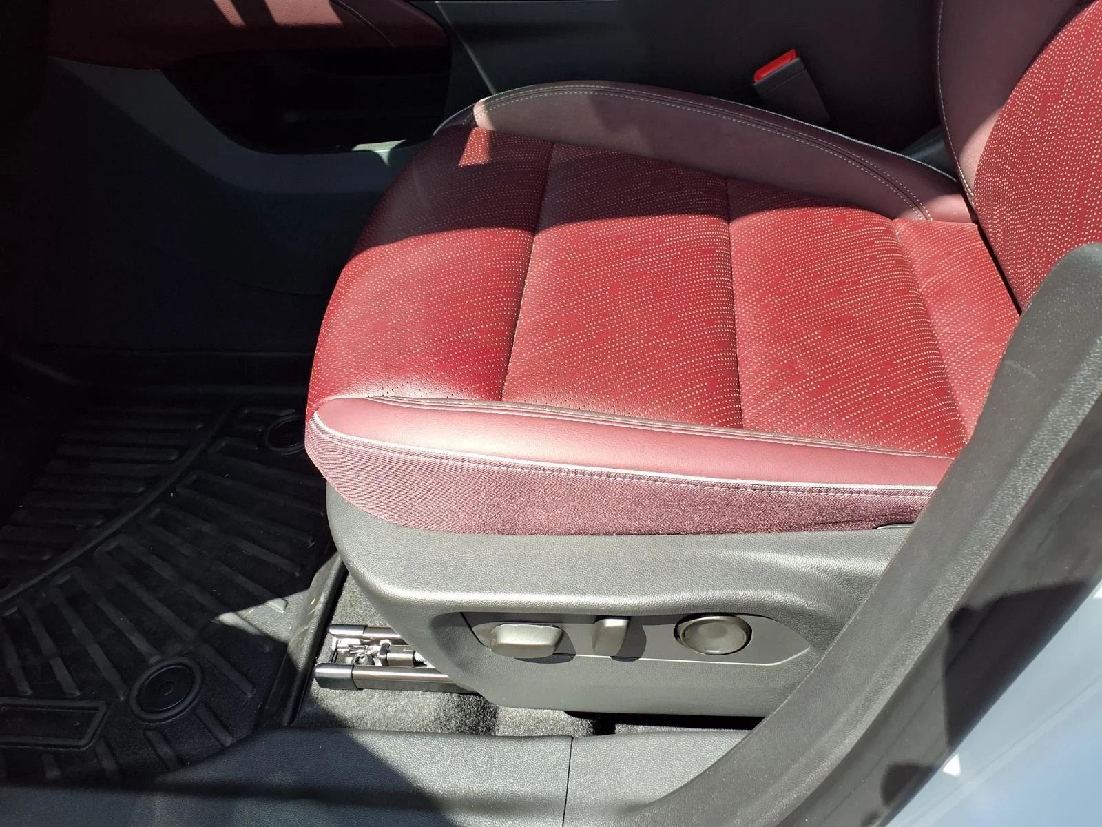 Used 2024 Summit White Buick Sport Touring image 21