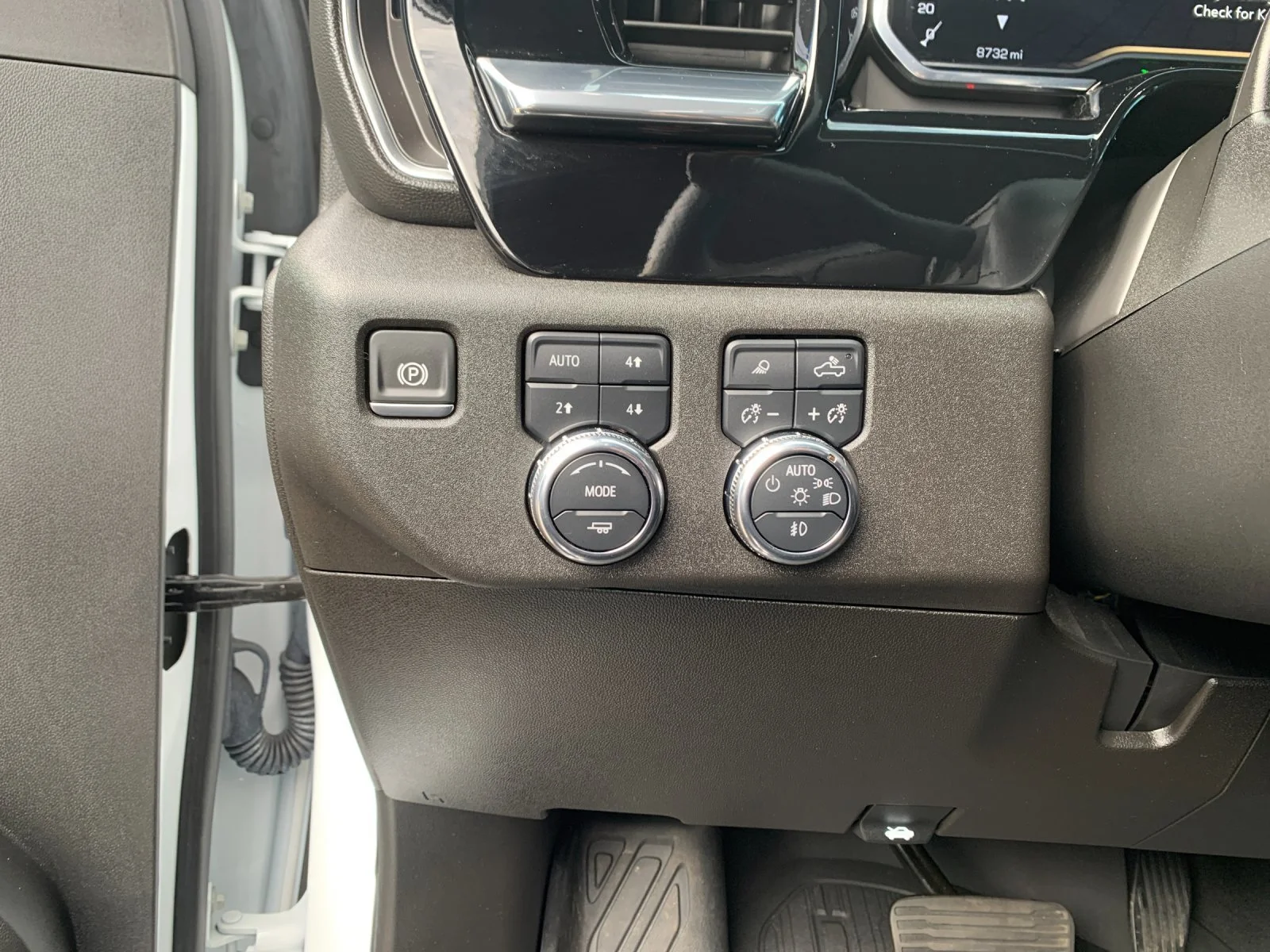 Used 2025 Summit White GMC SLE image 30