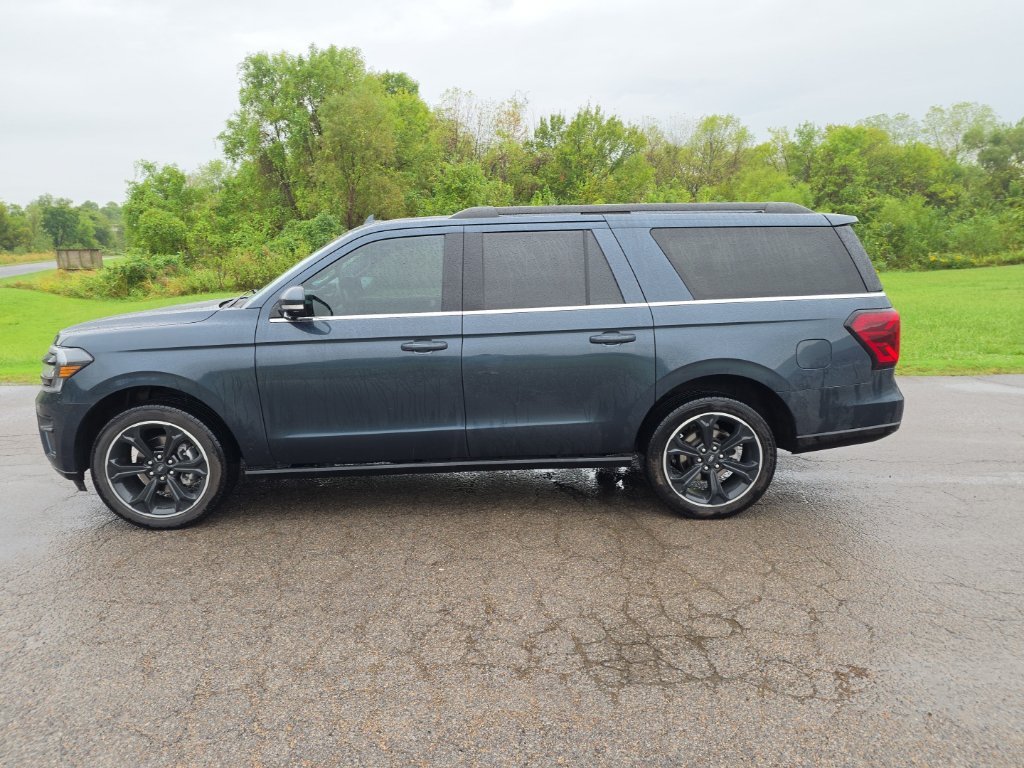 Used 2022 Blue Ford Limited image 1