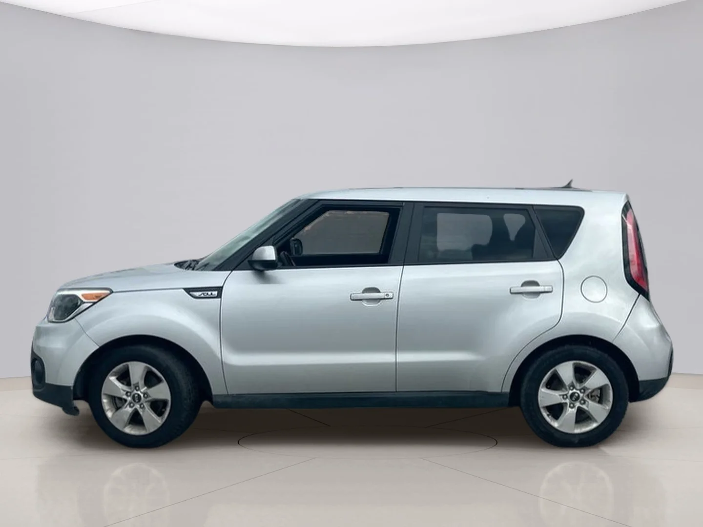 Used 2018 Silver Kia  image 2
