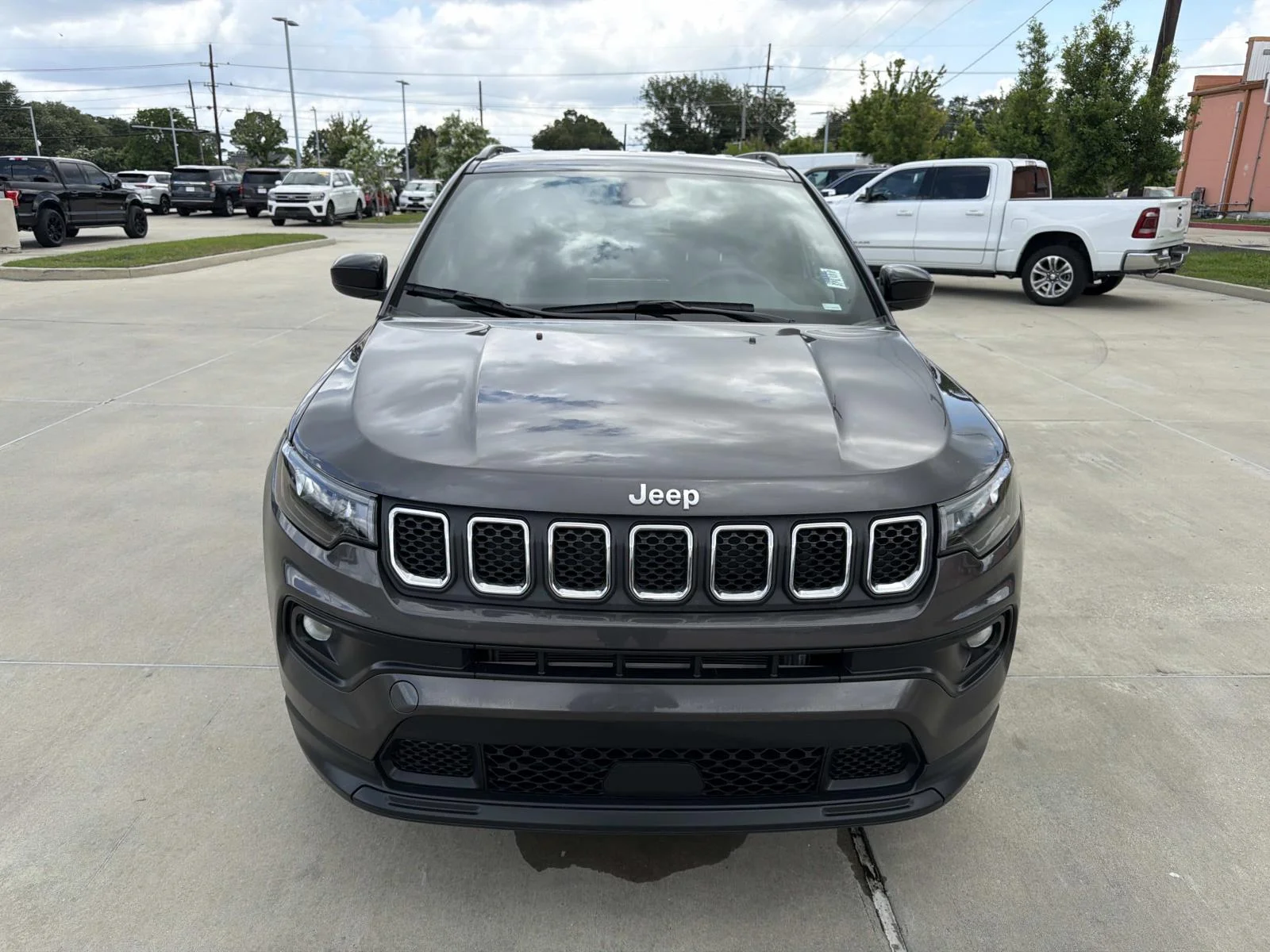 Used 2024 Gray Jeep Latitude 4x4 image 2