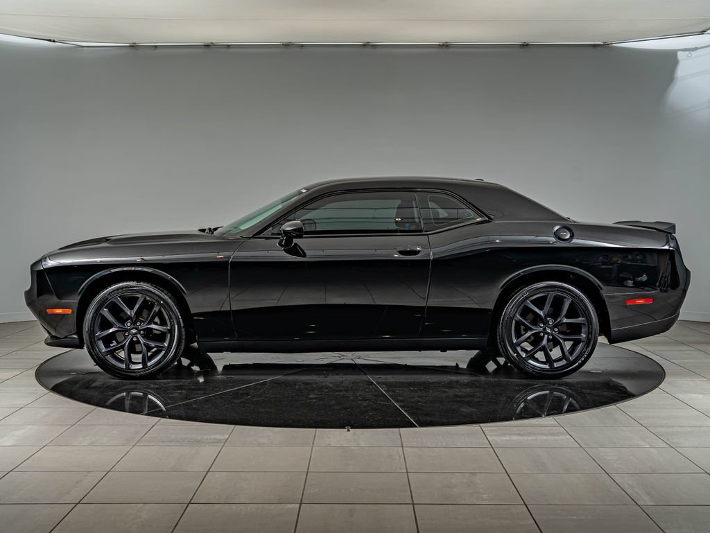 Used 2021 Pitch Black Clearcoat Dodge SXT image 8