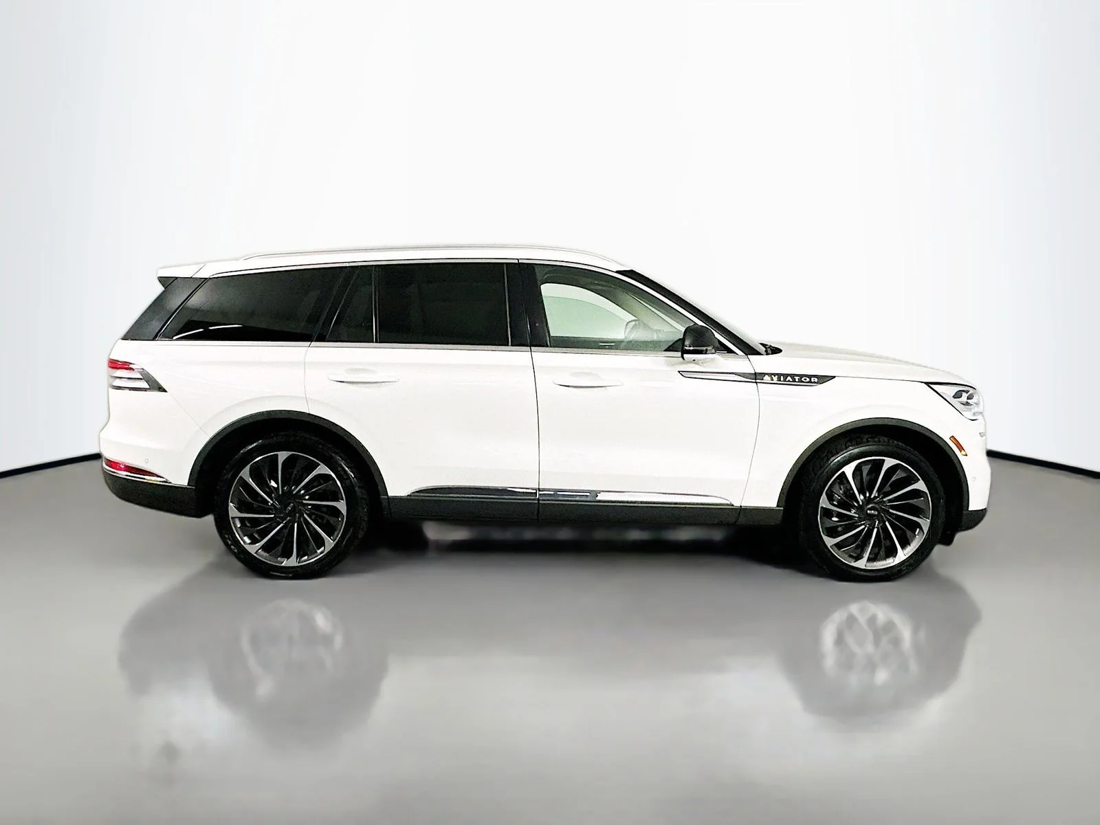 Used 2021 White Lincoln Reserve image 12