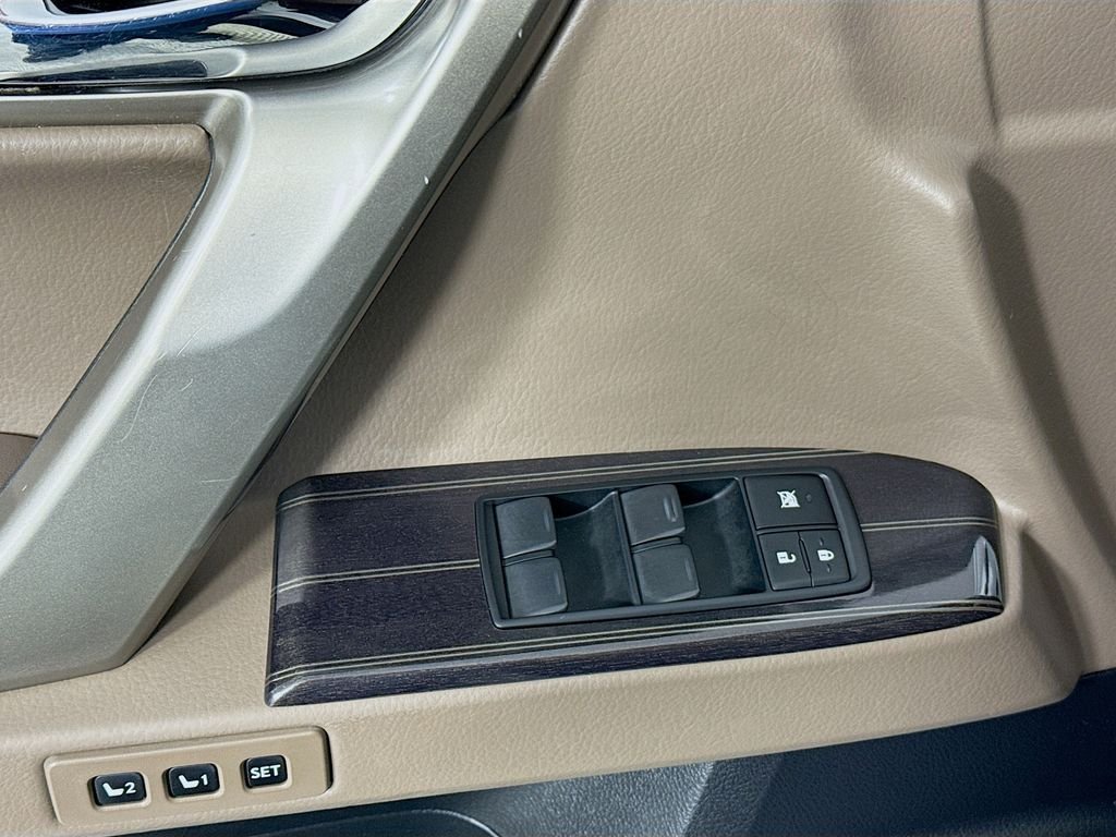 Used 2020 White Lexus 460 image 19