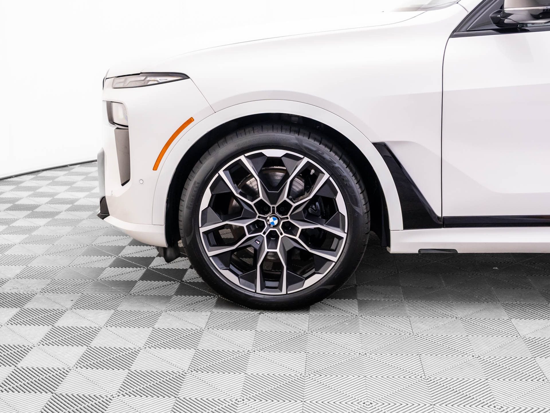 Certified Used 2026 Alpine White BMW M60i image 35
