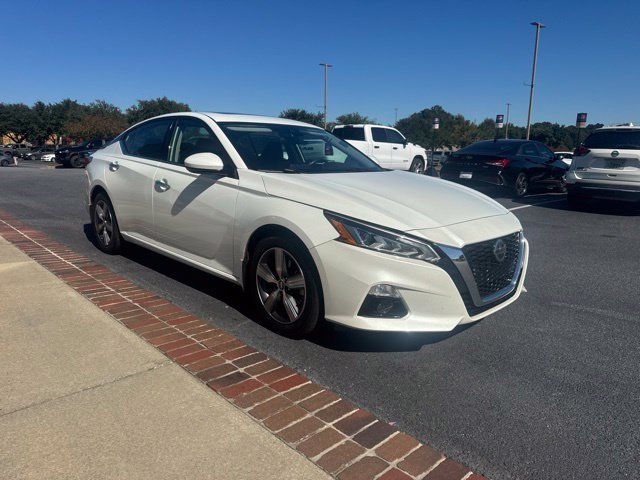 Used 2021 White Nissan 2.5 SL image 3