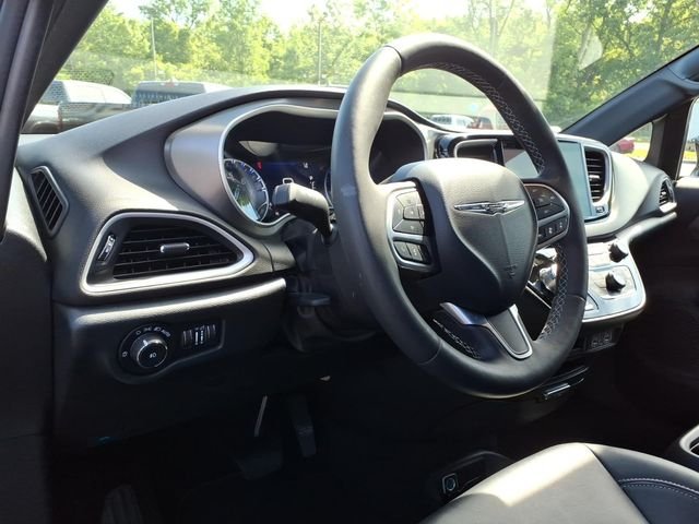 Certified Used 2025 Diamond Black Chrysler Select image 14