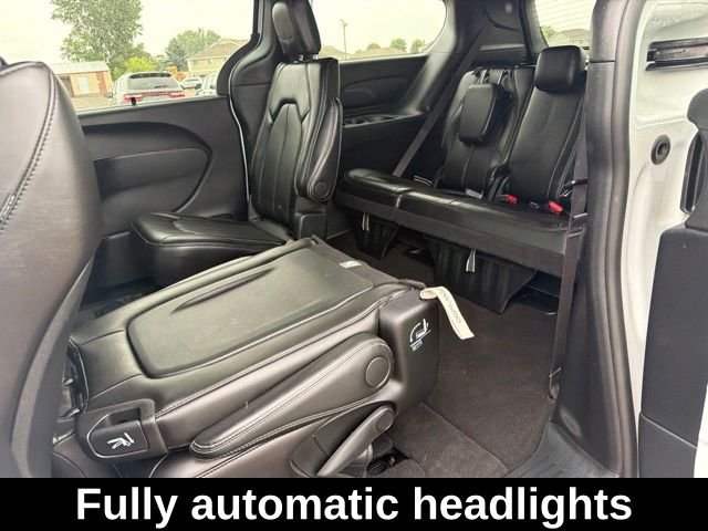 Used 2025 White Chrysler Select image 20