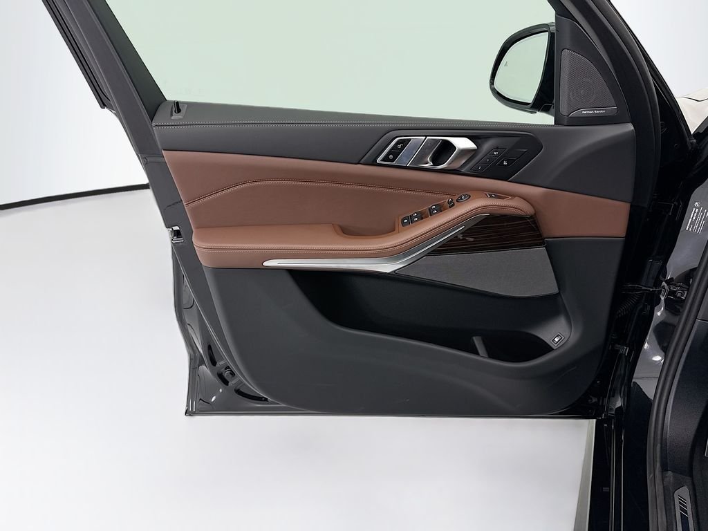 New 2026 Black Sapphire Metallic BMW xDrive50e image 23