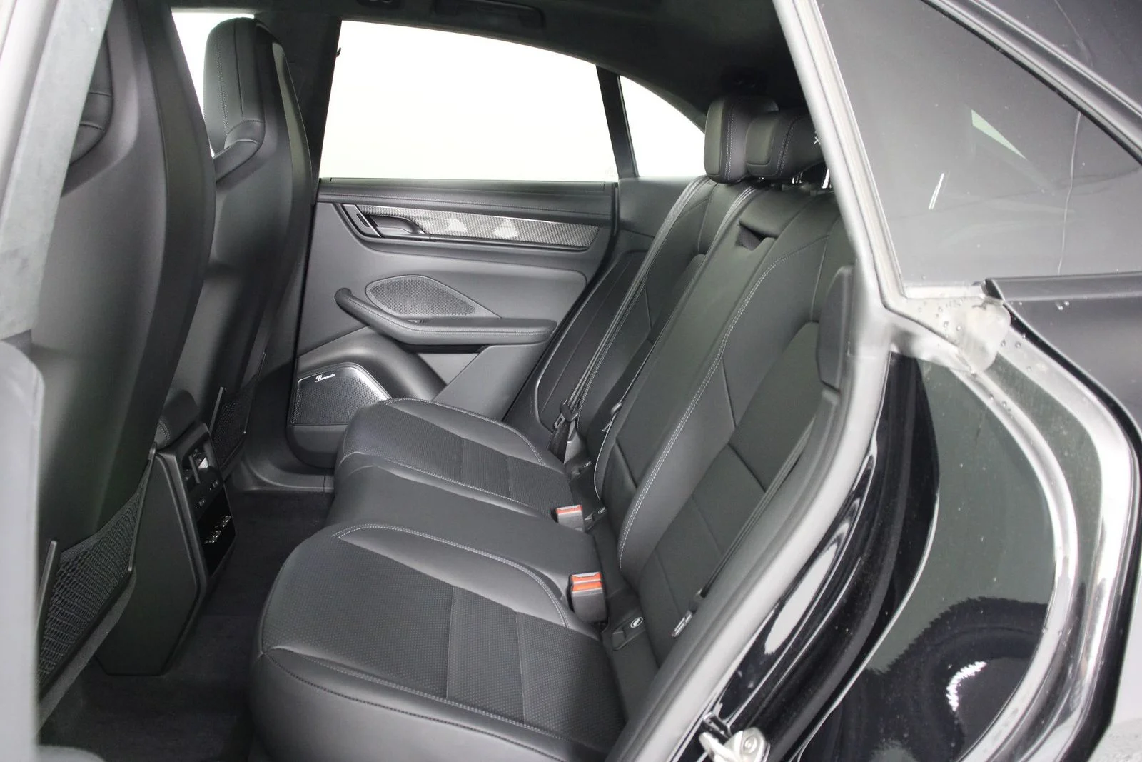 2025 Porsche Macan Turbo Electric - Photo 17