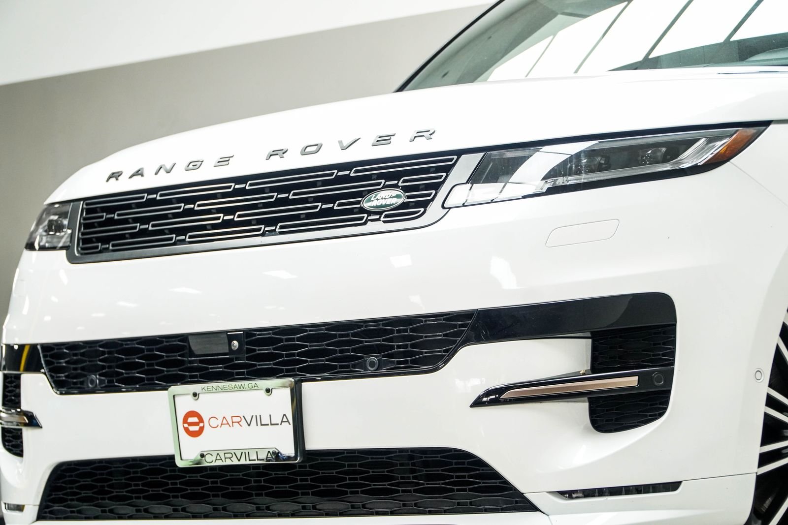 Used 2024 White Land Rover Dynamic SE image 2