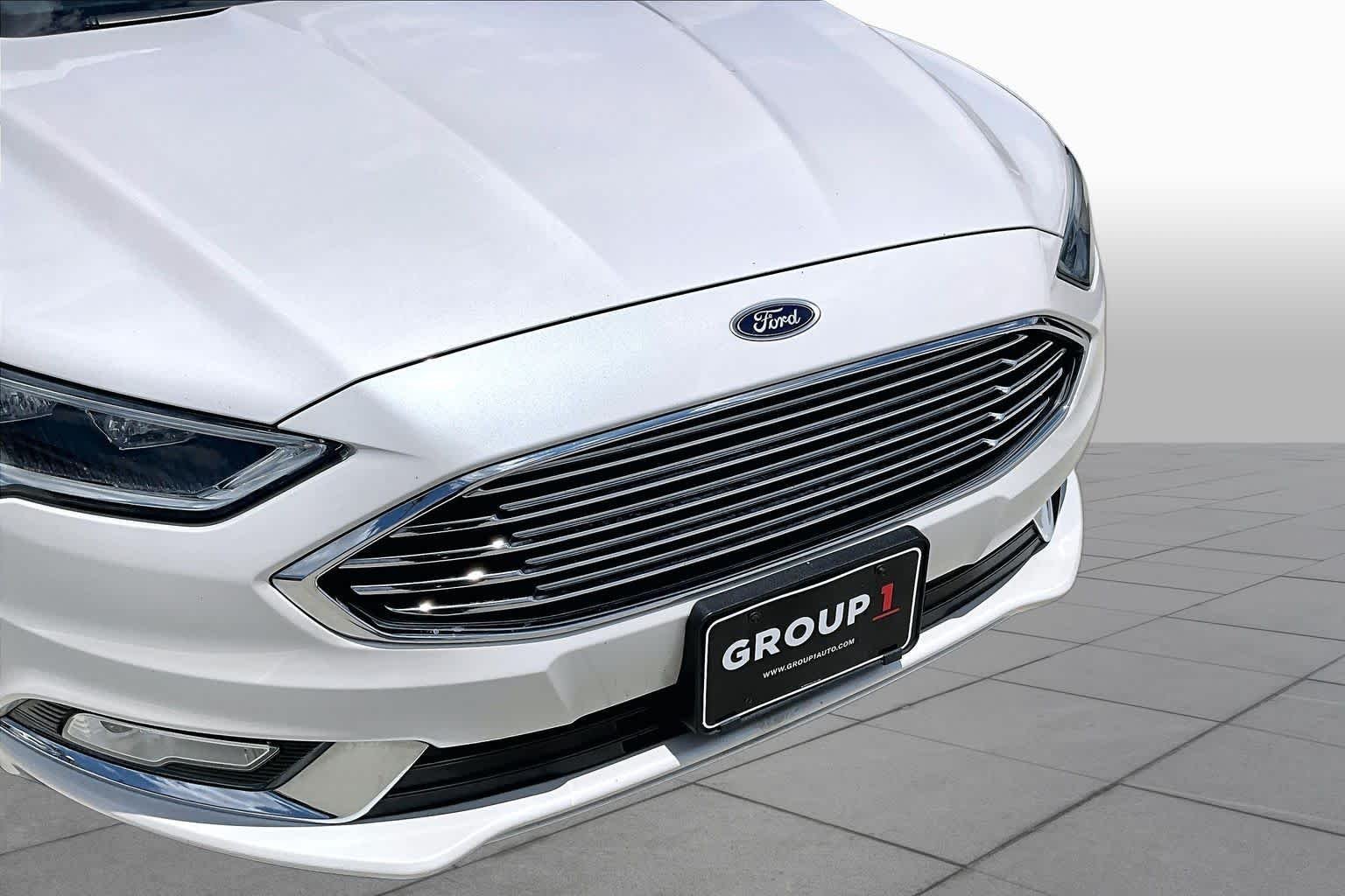 Used 2017 White Platinum Metallic Tri-Coat Ford Titanium image 29