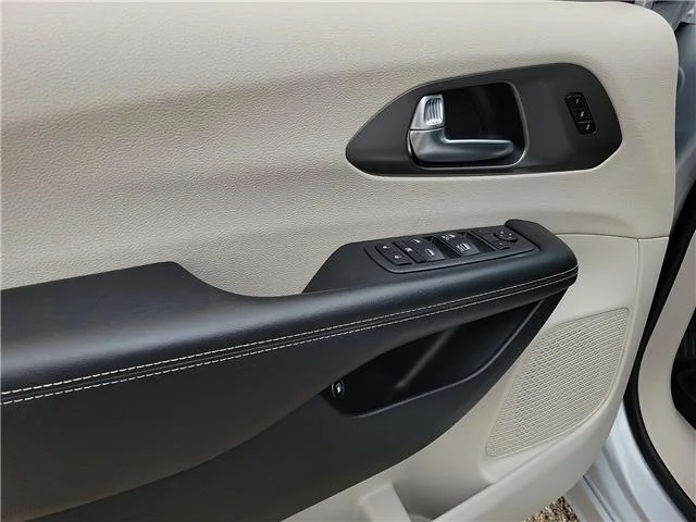Used 2022  Chrysler Touring L Front-Wheel Drive Passenger image 11
