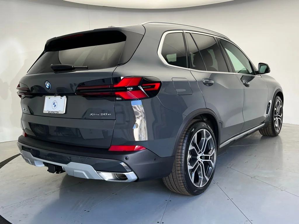 New 2026 Dravit Grey Metallic BMW xDrive50e image 3