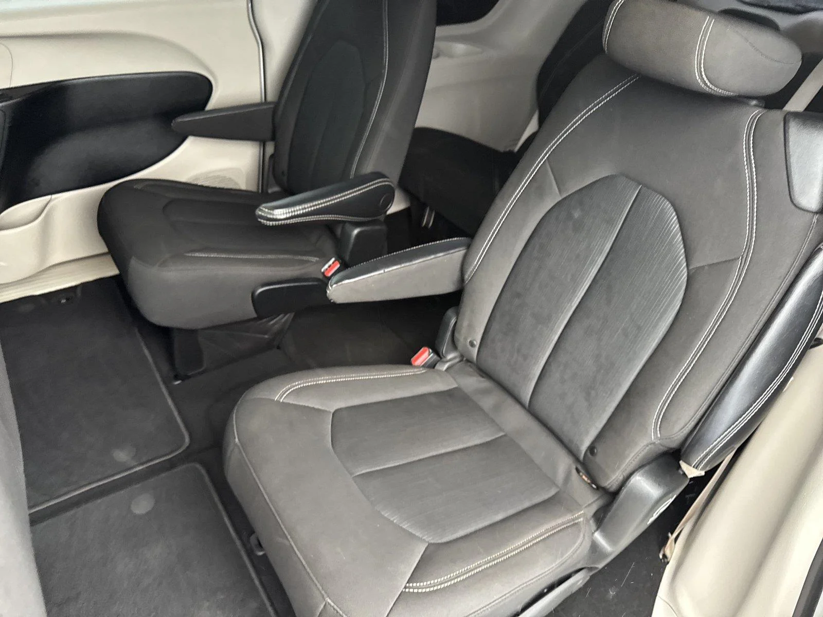 Used 2022 Bright White Clearcoat Chrysler LX image 31