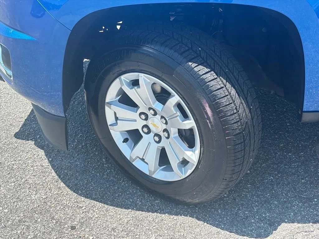 Used 2018 KINETIC BLUE METALLIC Chevrolet 4WD LT image 27