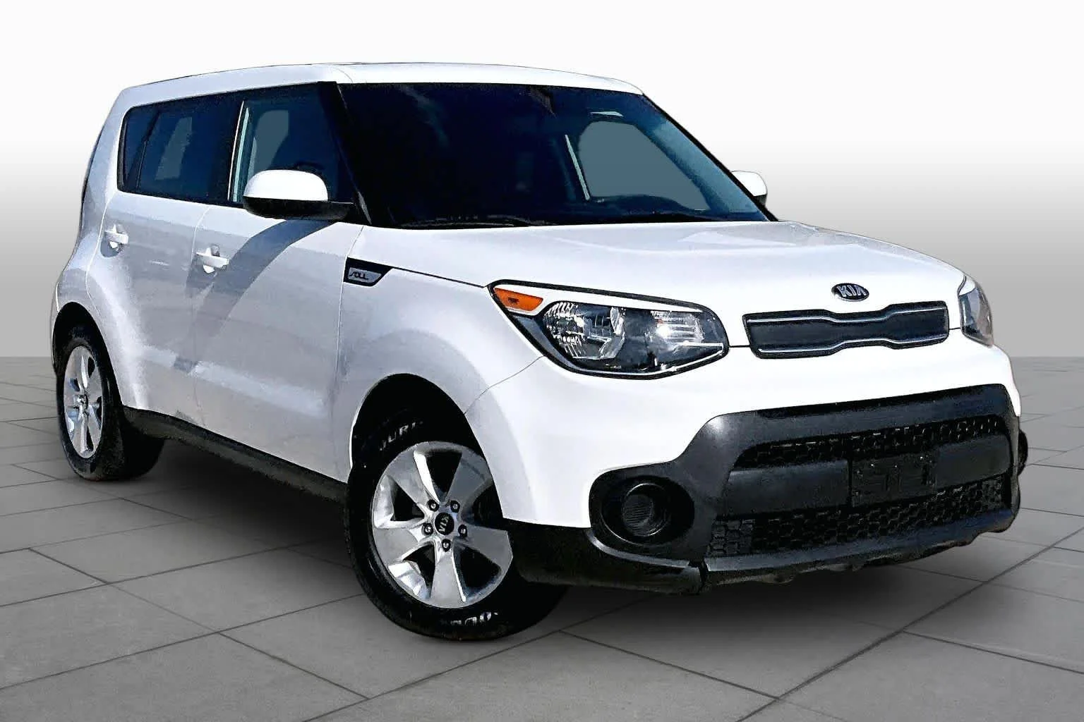 Used 2018 Clear White Kia Base image 3