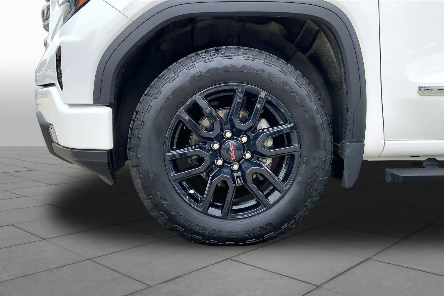 Used 2024 Summit White GMC Elevation image 11
