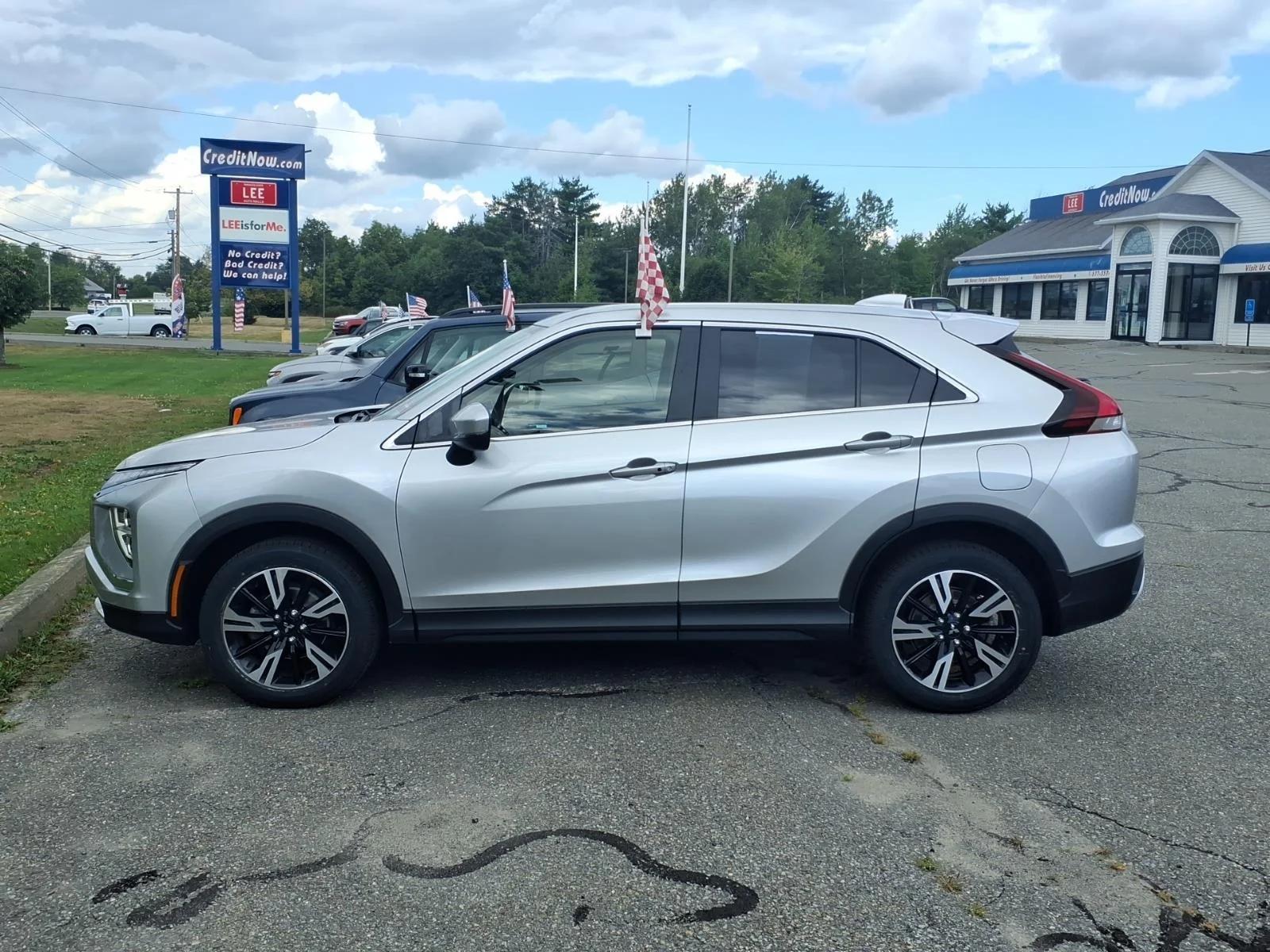 Used 2024 Silver Alloy Mitsubishi SE image 7