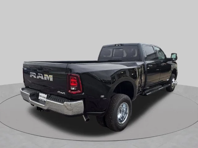New 2026 Diamond Black Crystal Pearl-Coat Exterior Paint RAM Tradesman image 5