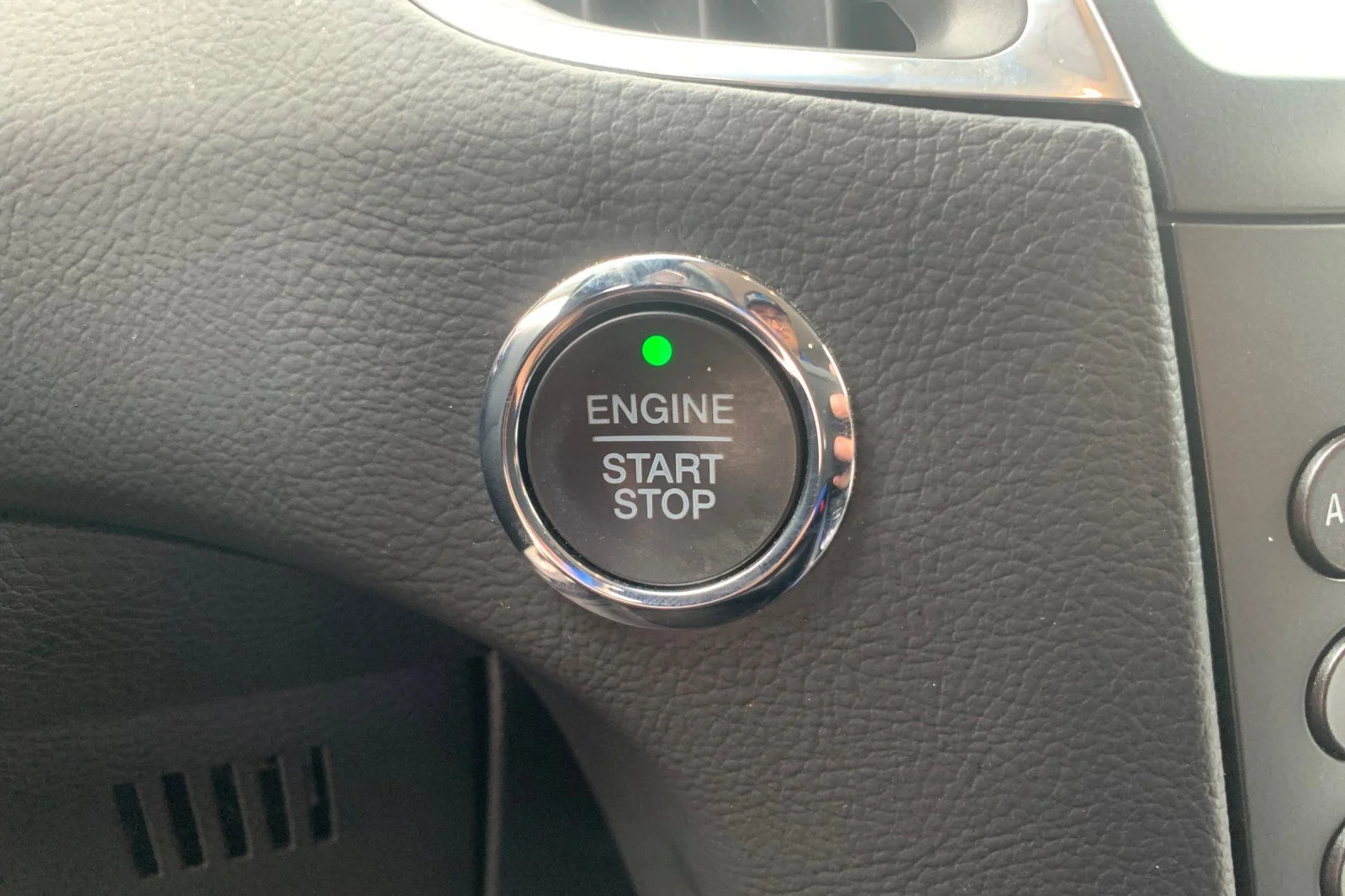 Used 2020 White Ford Titanium image 28