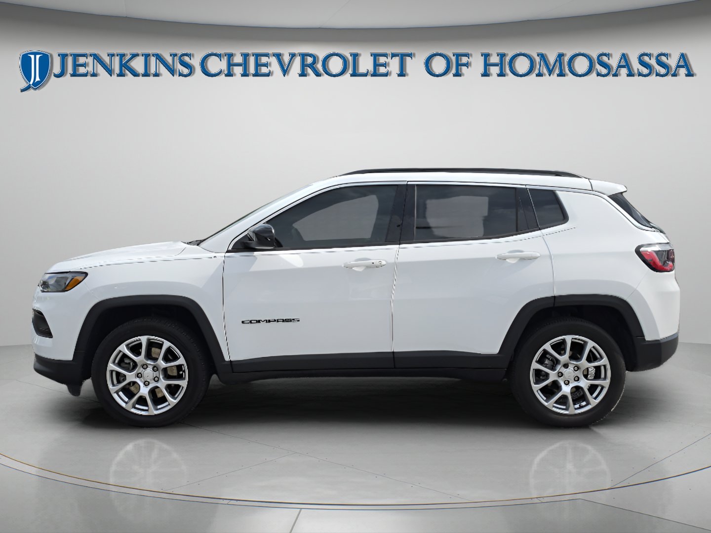 Used 2023 Bright White Clearcoat Jeep Latitude Lux image 9