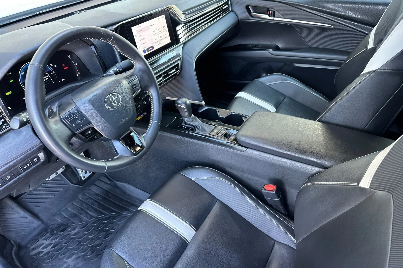 Used 2025  Toyota LE image 10