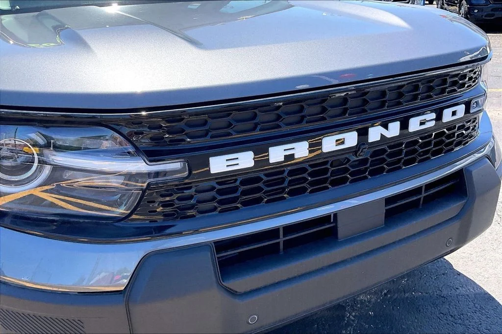 New 2025 Carbonized Gray Metallic Ford Outer Banks® image 31
