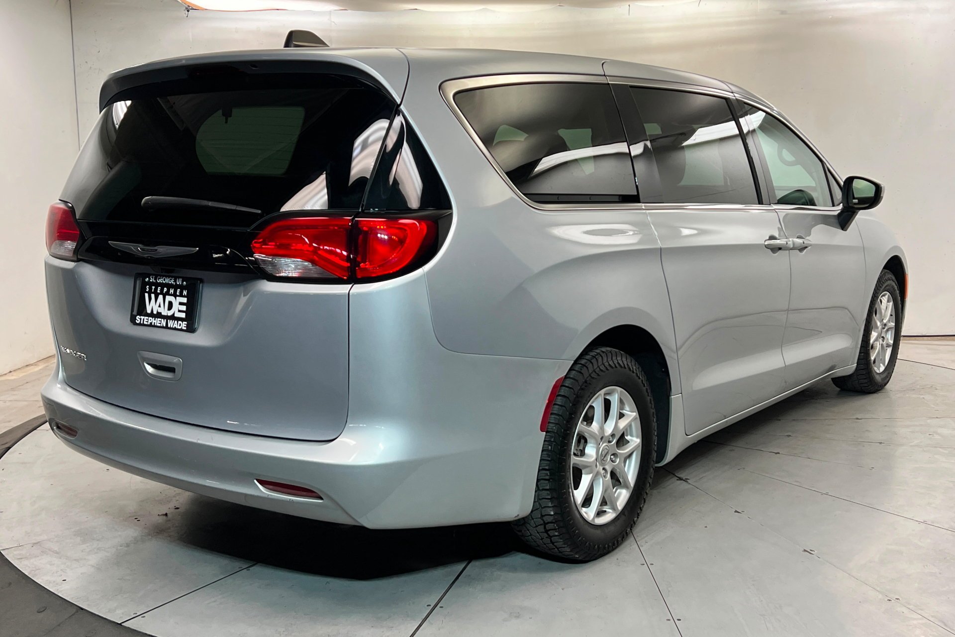 Used 2023 Silver Mist Clearcoat Chrysler LX image 6