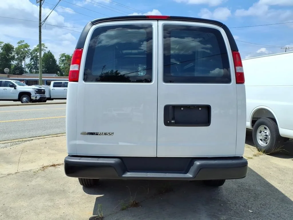 New 2025 Summit White Chevrolet WT image 28