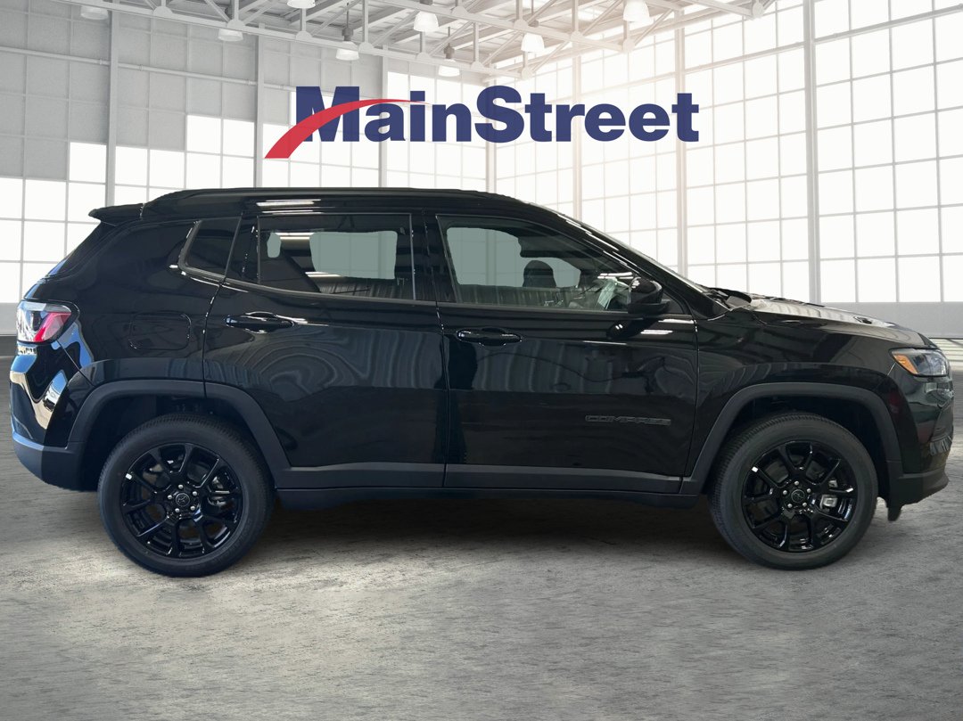 New 2026 Diamond Black Crystal Pearlcoat Jeep Latitude image 6