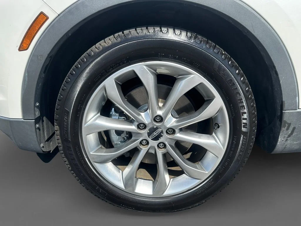 Used 2017 White Lincoln Select image 16