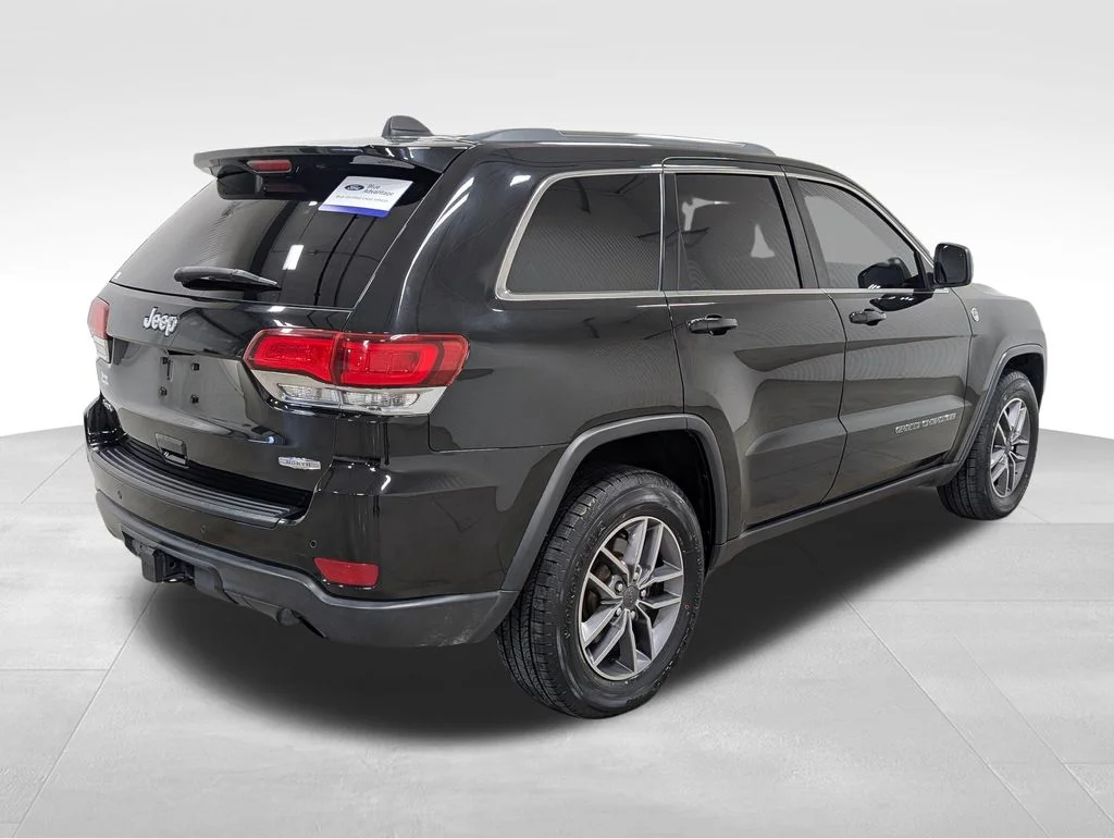 Used 2020 Diamond Black Crystal Pearlcoat Jeep Laredo image 15