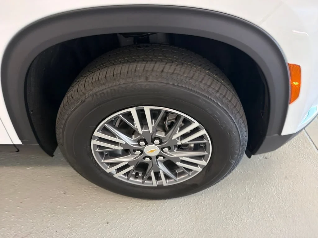 New 2027 Summit White Chevrolet LT image 4