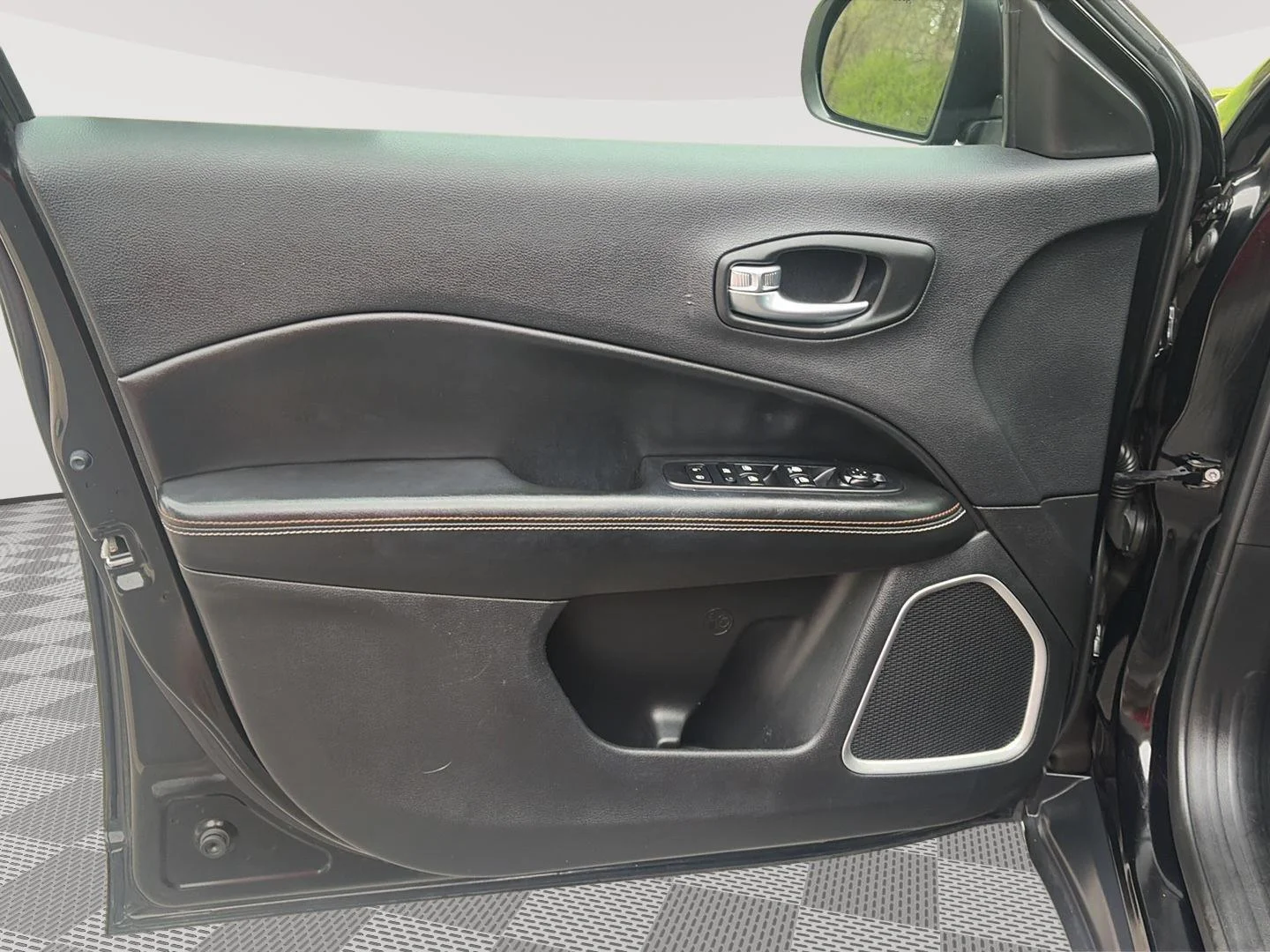 Certified Used 2019 Diamond Black Crystal Pearlcoat Jeep Latitude image 15