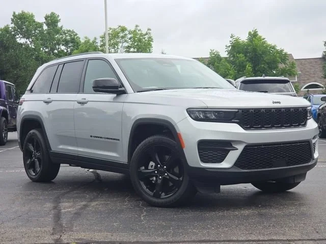 Used 2024 Silver Zynith Jeep Altitude X image 2