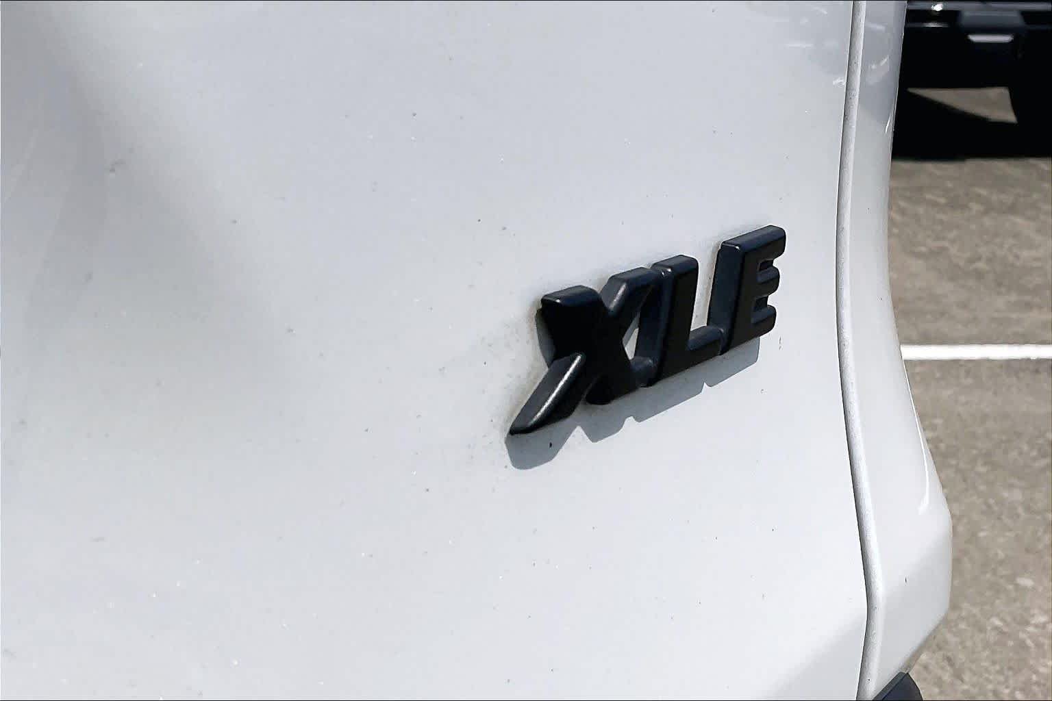 Used 2024 Wind Chill Pearl Toyota XLE Premium image 9